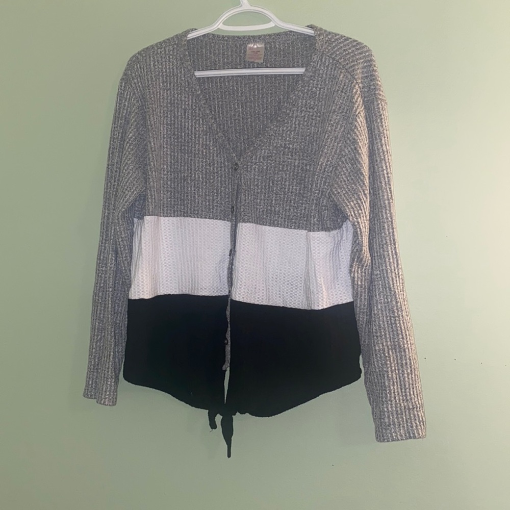 5/$25 No boundaries xxl waffle knit tie front top striped  w buttons